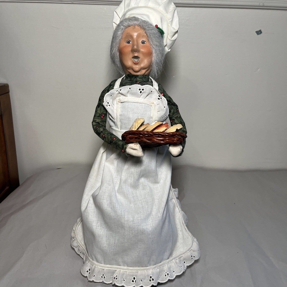 Byers Choice ~ Mrs Claus Baking with Cookies 2001, Chef, Cookie Basket Fast Ship